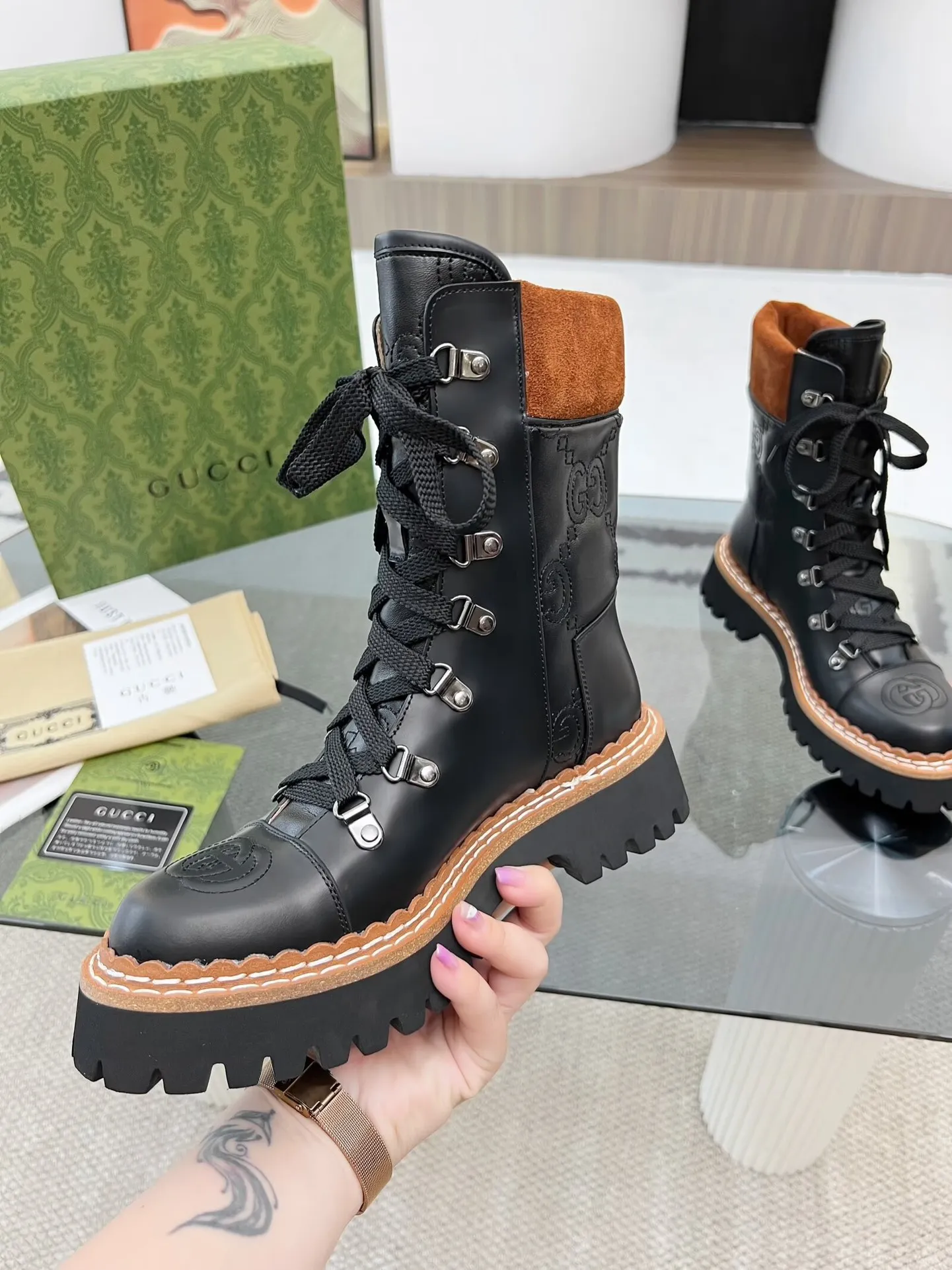 👟👟Ex-factory price 660👟👟 Autumn and winter GUCCI 8-inch ankle boots original model opening✅Double G electric embroidered toe cap Colored shoelaces, full of high-end feel [strong] Fabric: cowhide🐂, matte open edge beads Inner/foot pads: high-end apricot cowhide TPU outsole Heel height 4cm Color: black Size: 34-42 (34, 42 need to be customized) Packaging: Comes with card and cloth bag.